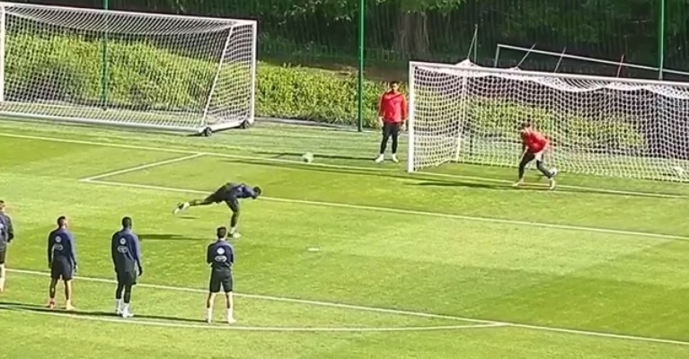 Pogba miệt mài luyện dứt điểm trước trận đấu với Thụy Điển ảnh 1 Pogba miet mai luyen dut diem truoc tran dau voi Thuy Dien anh 1