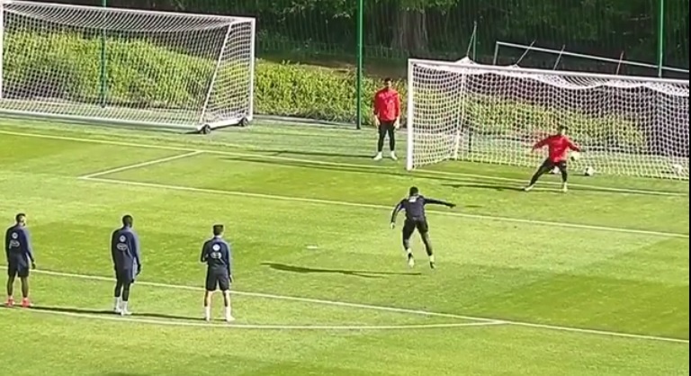 Pogba miệt mài luyện dứt điểm trước trận đấu với Thụy Điển ảnh 2 Pogba miet mai luyen dut diem truoc tran dau voi Thuy Dien anh 2