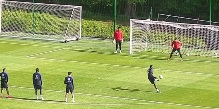 Pogba miệt mài luyện dứt điểm trước trận đấu với Thụy Điển ảnh 4 Pogba miet mai luyen dut diem truoc tran dau voi Thuy Dien anh 4