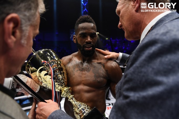 Khán giả lao lên võ đài tấn công võ sĩ vì pha knock-out gây tranh cãi ảnh 10 Khan gia lao len vo dai tan cong vo si vi pha knock-out gay tranh cai anh 10