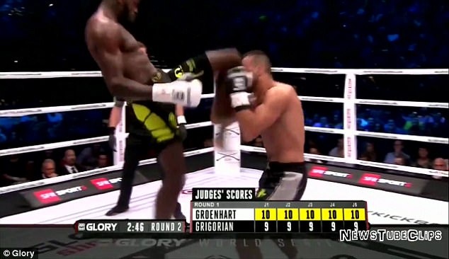 Khán giả lao lên võ đài tấn công võ sĩ vì pha knock-out gây tranh cãi ảnh 2 Khan gia lao len vo dai tan cong vo si vi pha knock-out gay tranh cai anh 2