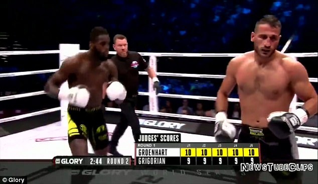 Khán giả lao lên võ đài tấn công võ sĩ vì pha knock-out gây tranh cãi ảnh 3 Khan gia lao len vo dai tan cong vo si vi pha knock-out gay tranh cai anh 3