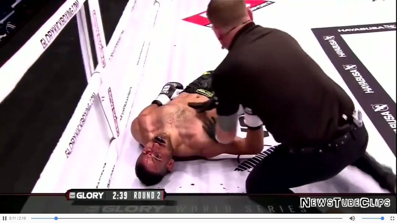 Khan gia len vo dai tan cong vo si vi pha knock-out gay tranh cai hinh anh