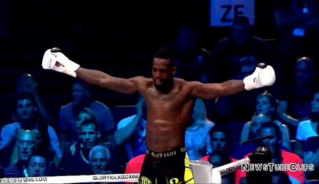 Khán giả lao lên võ đài tấn công võ sĩ vì pha knock-out gây tranh cãi ảnh 6 Khan gia lao len vo dai tan cong vo si vi pha knock-out gay tranh cai anh 6