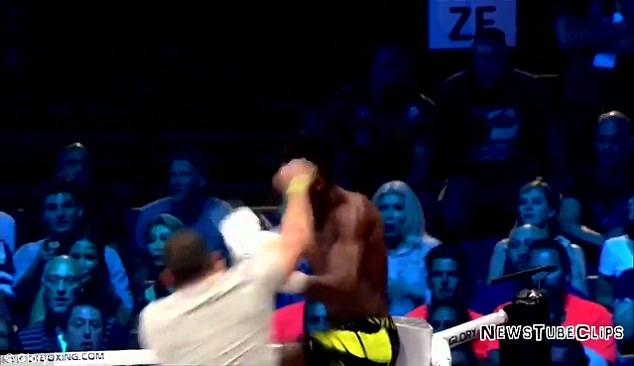 Khán giả lao lên võ đài tấn công võ sĩ vì pha knock-out gây tranh cãi ảnh 7 Khan gia lao len vo dai tan cong vo si vi pha knock-out gay tranh cai anh 7