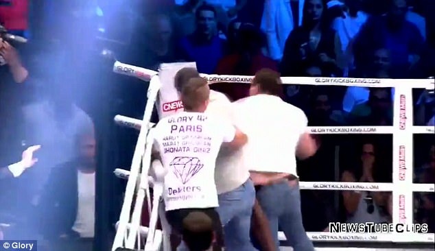 Khán giả lao lên võ đài tấn công võ sĩ vì pha knock-out gây tranh cãi ảnh 8 Khan gia lao len vo dai tan cong vo si vi pha knock-out gay tranh cai anh 8