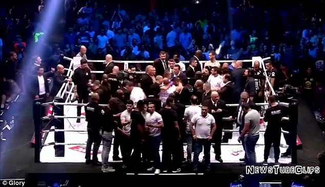 Khán giả lao lên võ đài tấn công võ sĩ vì pha knock-out gây tranh cãi ảnh 9 Khan gia lao len vo dai tan cong vo si vi pha knock-out gay tranh cai anh 9