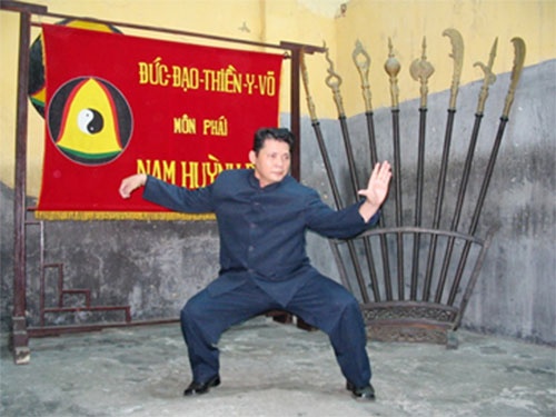 Vo su Huynh Tuan Kiet danh moc nhan va bieu dien khi cong hinh anh