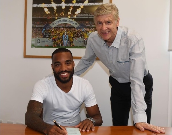 Lacazette tro thanh cau thu dat gia nhat lich su Arsenal hinh anh
