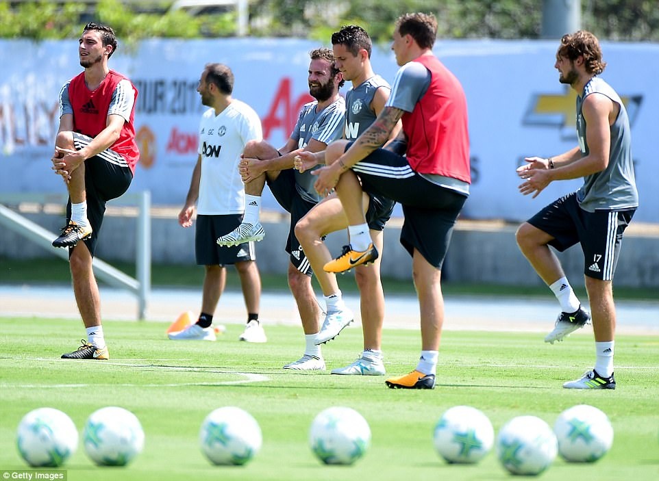 Lukaku tich cuc luyen tap trong buoi dau khoac ao MU anh 12