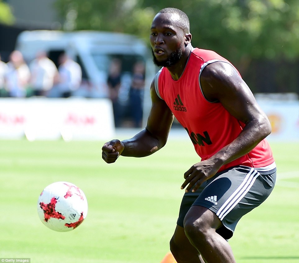 Lukaku tich cuc luyen tap trong buoi dau khoac ao MU anh 2