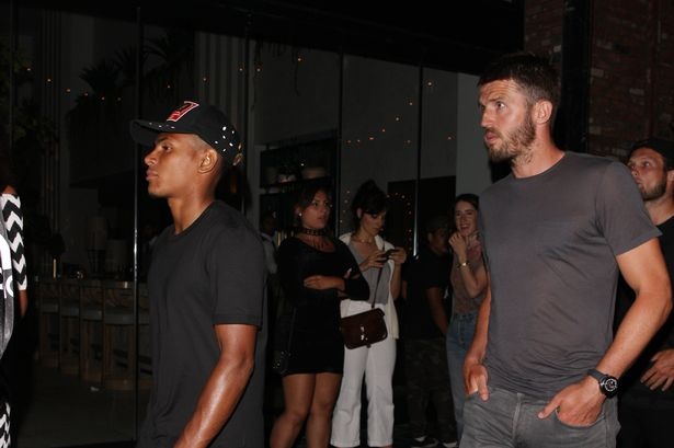 Carrick dan dau dan sao MU den hop dem mung chien thang hinh anh