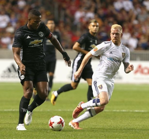 Mourinho tu choi yeu cau cua trong tai khien Valencia phai nhan the do hinh anh