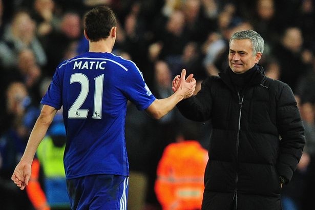 Nhan qua dac biet cua ong chu Chelsea, Matic rong cua den MU hinh anh