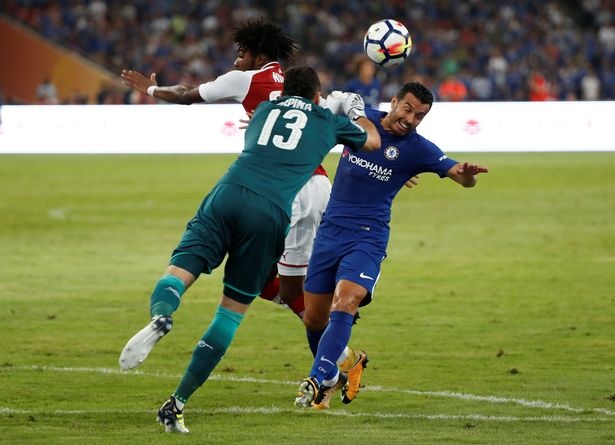 Cận cảnh tình huống Pedro bị Ospina hạ gục ngay trên vạch cấm địa ảnh 1 Can canh tinh huong Pedro bi Ospina ha guc ngay tren vach cam dia anh 1