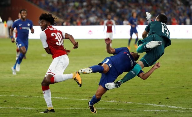 Cận cảnh tình huống Pedro bị Ospina hạ gục ngay trên vạch cấm địa ảnh 3 Can canh tinh huong Pedro bi Ospina ha guc ngay tren vach cam dia anh 3