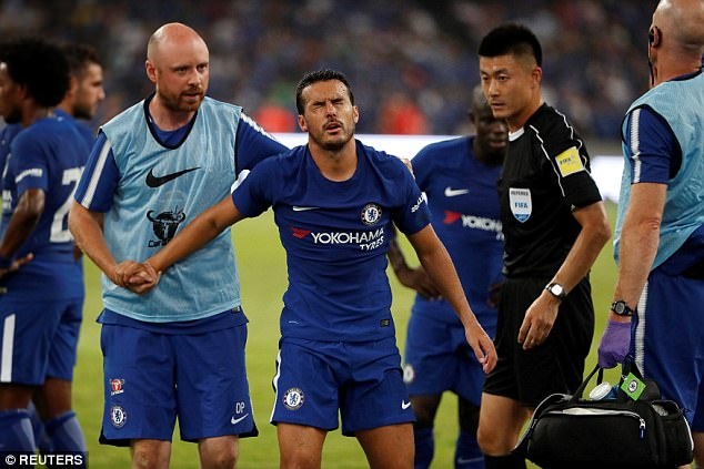 Cận cảnh tình huống Pedro bị Ospina hạ gục ngay trên vạch cấm địa ảnh 5 Can canh tinh huong Pedro bi Ospina ha guc ngay tren vach cam dia anh 5