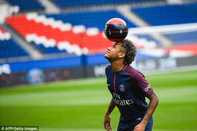 Chùm ảnh lần đầu tiên Neymar khoác áo Paris SG ảnh 12 Chum anh lan dau tien Neymar khoac ao Paris SG anh 12