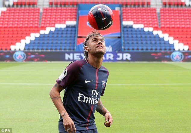 Chùm ảnh lần đầu tiên Neymar khoác áo Paris SG ảnh 13 Chum anh lan dau tien Neymar khoac ao Paris SG anh 13