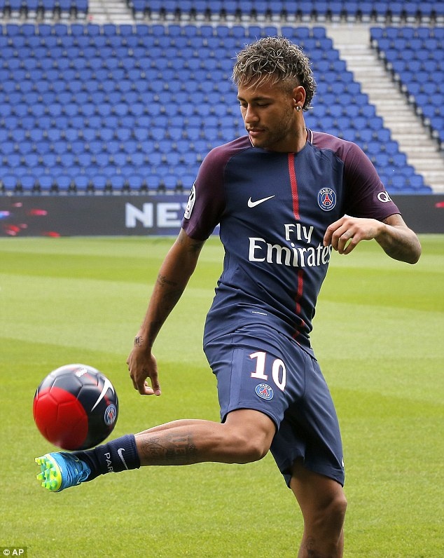 Chùm ảnh lần đầu tiên Neymar khoác áo Paris SG ảnh 14 Chum anh lan dau tien Neymar khoac ao Paris SG anh 14