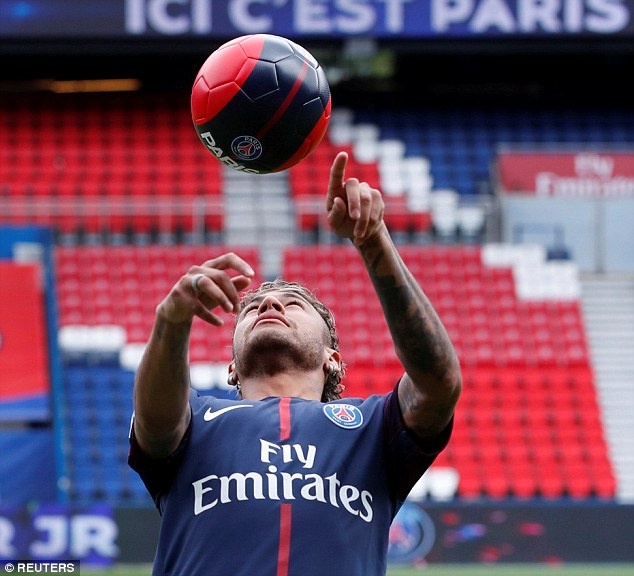 Chùm ảnh lần đầu tiên Neymar khoác áo Paris SG ảnh 15 Chum anh lan dau tien Neymar khoac ao Paris SG anh 15