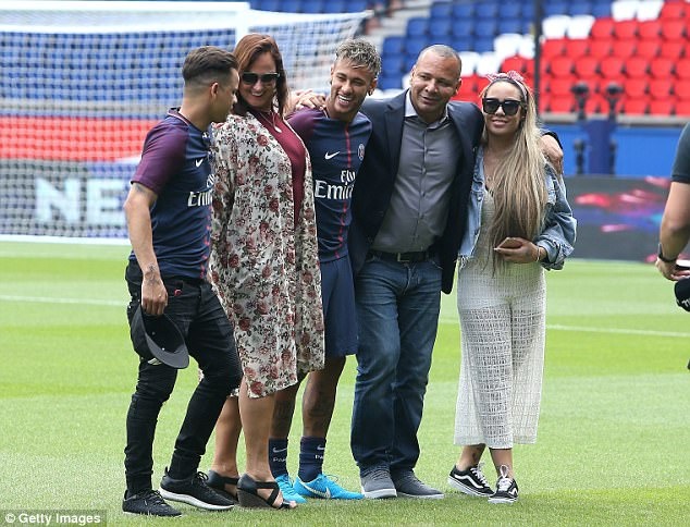 Chùm ảnh lần đầu tiên Neymar khoác áo Paris SG ảnh 4 Chum anh lan dau tien Neymar khoac ao Paris SG anh 4