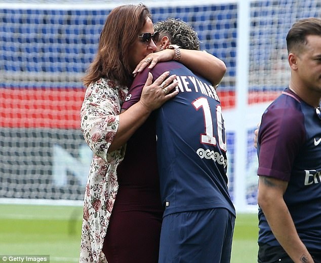 Chùm ảnh lần đầu tiên Neymar khoác áo Paris SG ảnh 5 Chum anh lan dau tien Neymar khoac ao Paris SG anh 5