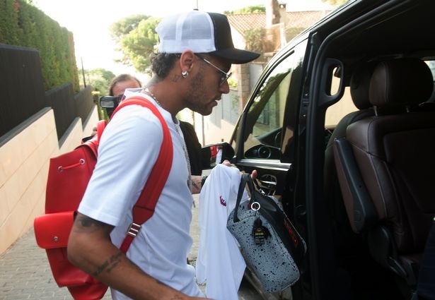 Neymar khan goi chinh thuc roi Barcelona anh 3