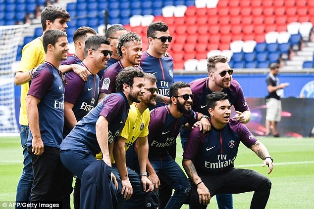Chùm ảnh lần đầu tiên Neymar khoác áo Paris SG ảnh 6 Chum anh lan dau tien Neymar khoac ao Paris SG anh 6