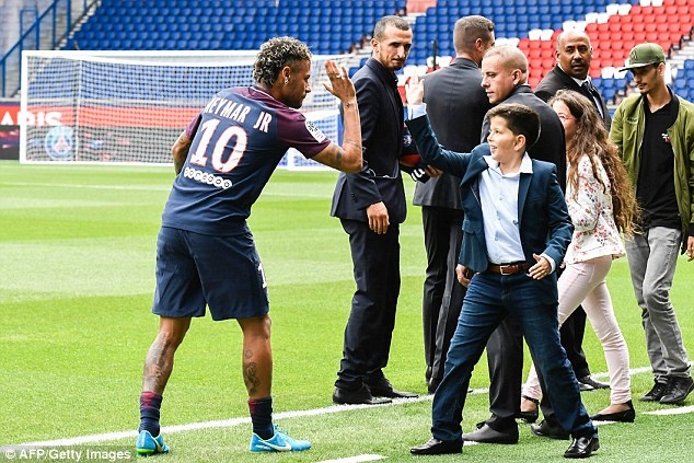 Chùm ảnh lần đầu tiên Neymar khoác áo Paris SG ảnh 7 Chum anh lan dau tien Neymar khoac ao Paris SG anh 7