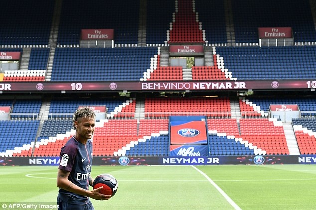 Chùm ảnh lần đầu tiên Neymar khoác áo Paris SG ảnh 8 Chum anh lan dau tien Neymar khoac ao Paris SG anh 8