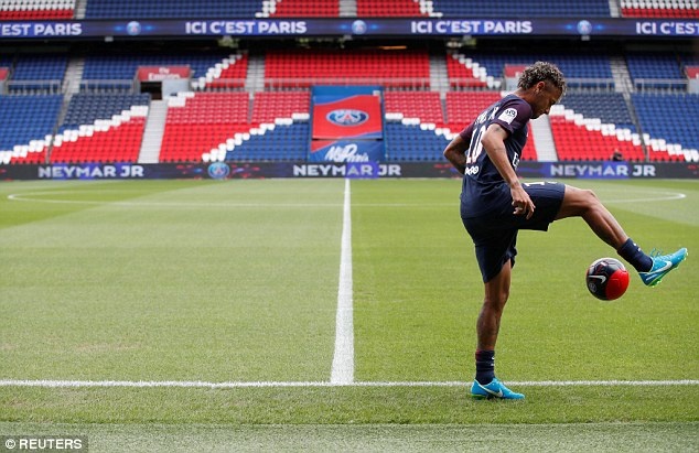 Chùm ảnh lần đầu tiên Neymar khoác áo Paris SG ảnh 9 Chum anh lan dau tien Neymar khoac ao Paris SG anh 9