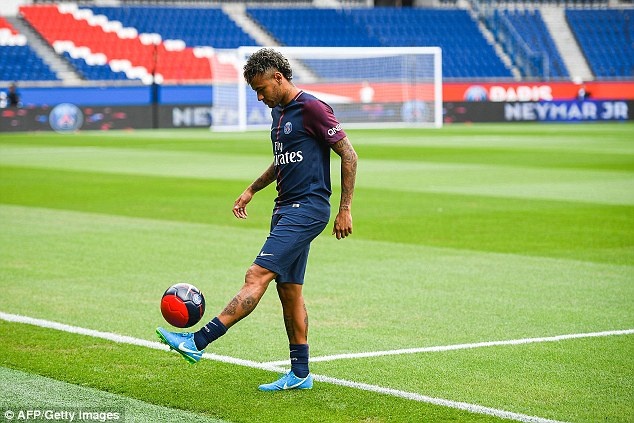 Chùm ảnh lần đầu tiên Neymar khoác áo Paris SG ảnh 10 Chum anh lan dau tien Neymar khoac ao Paris SG anh 10