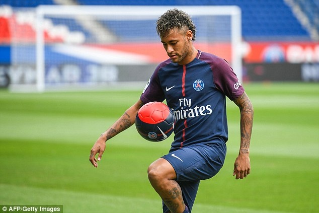 Chùm ảnh lần đầu tiên Neymar khoác áo Paris SG ảnh 11 Chum anh lan dau tien Neymar khoac ao Paris SG anh 11