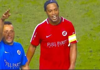 Hanh dong dep cua Ronaldinho 'don tim' nguoi ham mo hinh anh