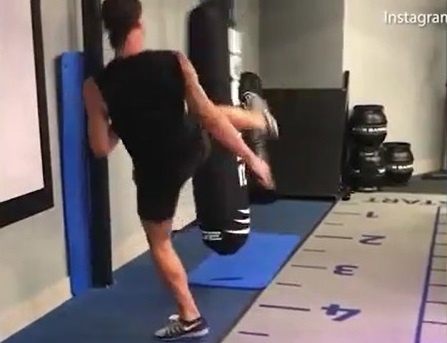 Ibra the hien uy luc truoc bao boxing hinh anh