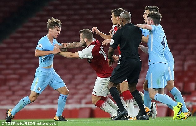 ‘Tẩn’ hai cầu thủ trẻ của Man City,  Wilshere đối mặt tương lai bất ổn ở Arsenal ảnh 1 ‘Tan’ hai cau thu tre cua Man City,  Wilshere doi mat tuong lai bat on o Arsenal anh 1