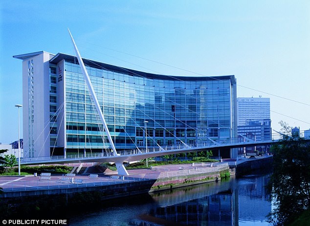 Mourinho bat ngo pha luat cua Sir Alex anh 1