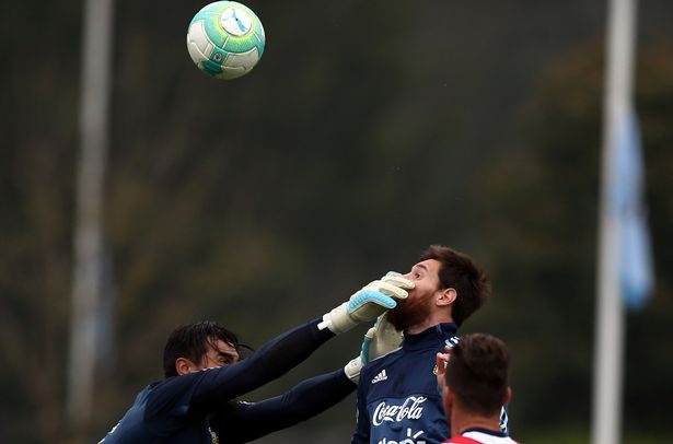 Hut bong,  thu mon cua MU ‘vo’ thang mat Messi anh 1