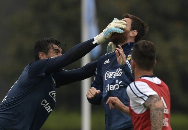 Hut bong, thu mon cua MU ‘vo’ thang mat Messi hinh anh