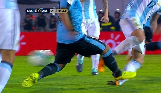 Suarez thoat an sau pha pham loi nguy hiem voi Otamendi anh 1