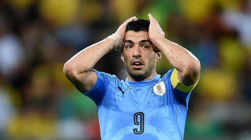 Suarez thoat an sau pha pham loi nguy hiem voi Otamendi hinh anh