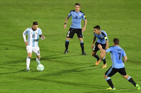 Suarez thoat an sau pha pham loi nguy hiem voi Otamendi anh 6