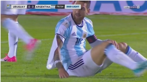 Suarez thoat an sau pha pham loi nguy hiem voi Otamendi anh 7