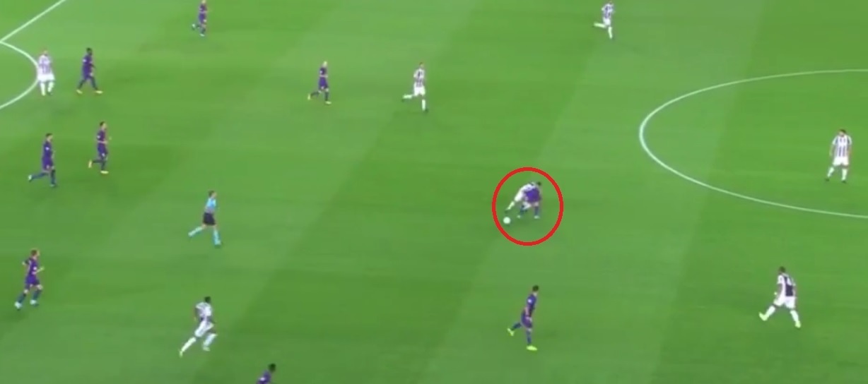 Messi may mắn chỉ nhận thẻ vàng trong trận đấu với Juventus ảnh 1 Messi may man chi nhan the vang trong tran dau voi Juventus anh 1