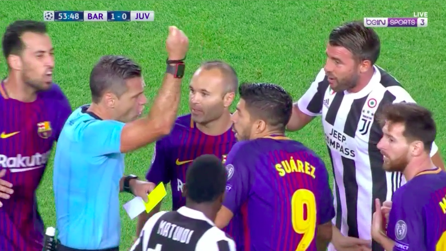 Messi may mắn chỉ nhận thẻ vàng trong trận đấu với Juventus ảnh 4 Messi may man chi nhan the vang trong tran dau voi Juventus anh 4