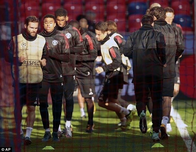 Dan sao MU vui ve luyen tap truoc cuoc chien voi CSKA Moscow anh 7