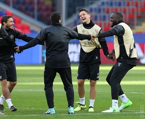 Dan sao MU vui ve luyen tap truoc cuoc chien voi CSKA Moscow anh 4
