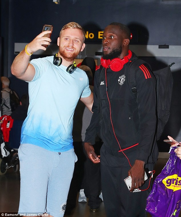 Dàn sao Man Utd uể oải trở về trong đêm ảnh 11 Dan sao Man Utd ue oai tro ve trong dem anh 11