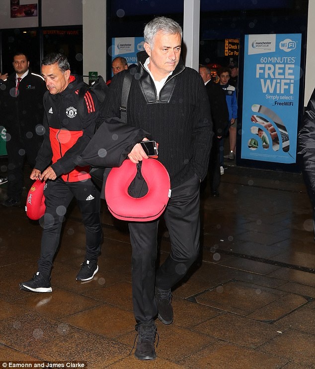 Dàn sao Man Utd uể oải trở về trong đêm ảnh 2 Dan sao Man Utd ue oai tro ve trong dem anh 2